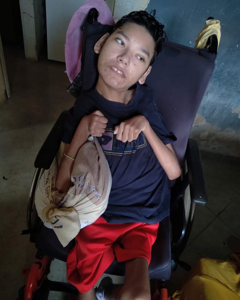 Veneciano com microcefalia ganha cadeira de rodas, mas precisa de reforma do banheiro para acessibilidade
