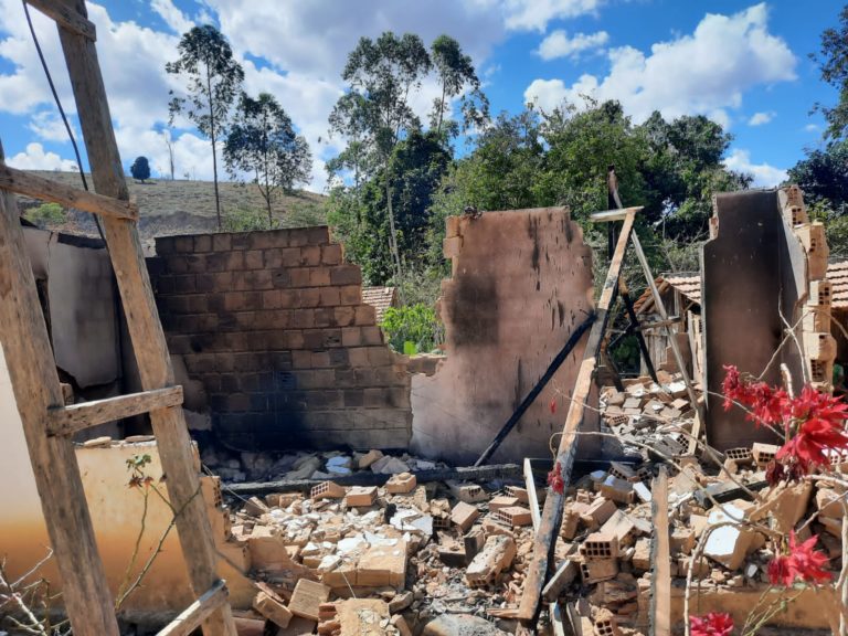 Veja Vídeo: Casa localizada no interior de Vila Pavão pega fogo e família precisa de ajuda
