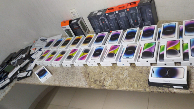 Quatro são presos na BR 101 com carga milionária de iPhone roubada em São Mateus