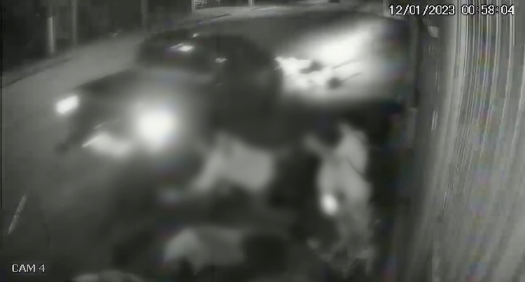 Vídeo: motorista foge após atropelar quatro pessoas em São Gabriel da Palha
