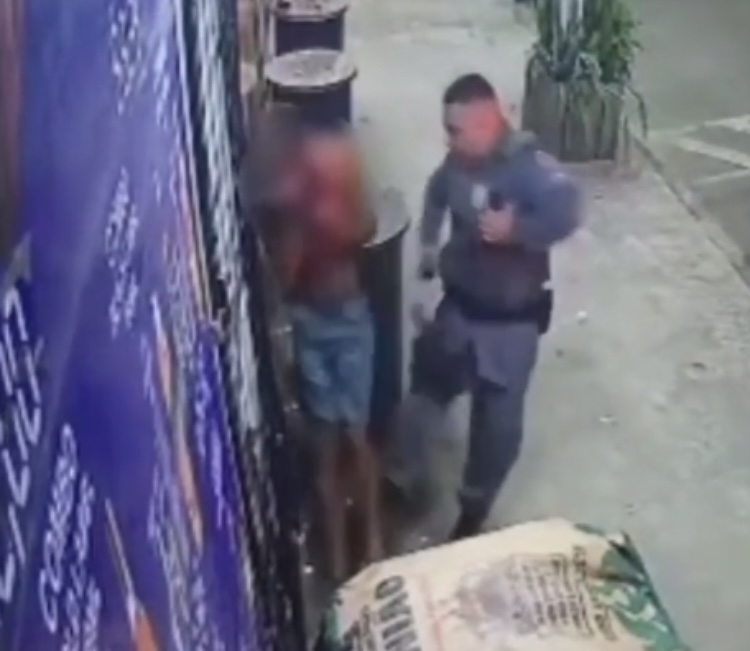 Vídeo mostra policial militar agredindo jovem durante abordagem no ES; veja