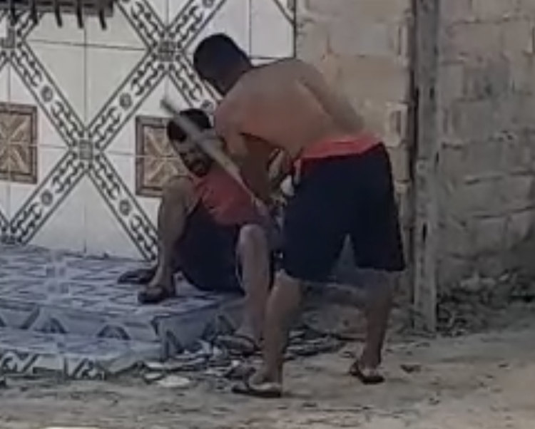 Vídeo mostra homem sendo agredido a pauladas em Pinheiros; suspeito foi preso