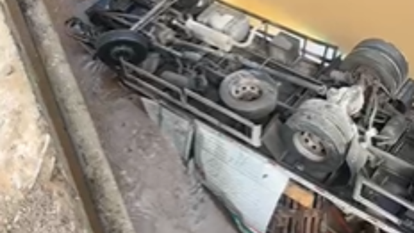 VÍDEO – Caminhão cai de ponte e motorista morre na BR 101