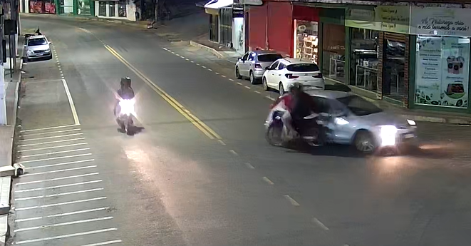 Vídeo flagra batida forte de carro em moto com três pessoas em São Gabriel da Palha