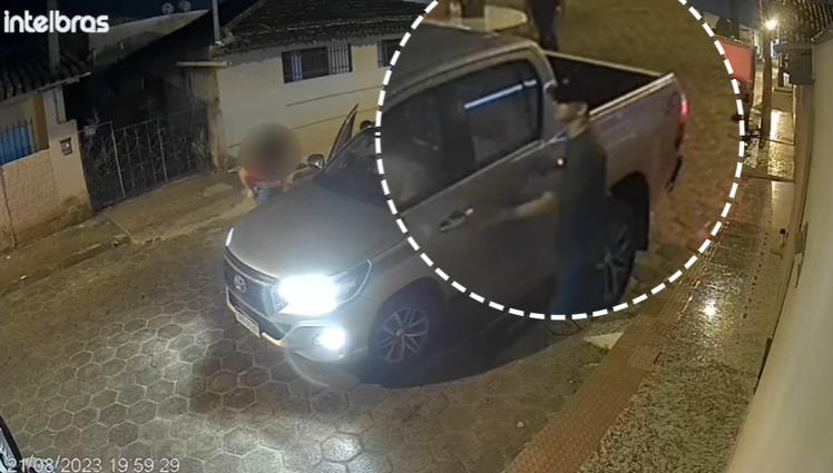 VÍDEO flagra roubo de carro em Nova Venécia; suspeitos fugiram sentido Boa Esperança
