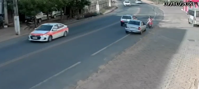 VÍDEO flagra carro atingindo mulher de moto no acostamento em São Gabriel da Palha