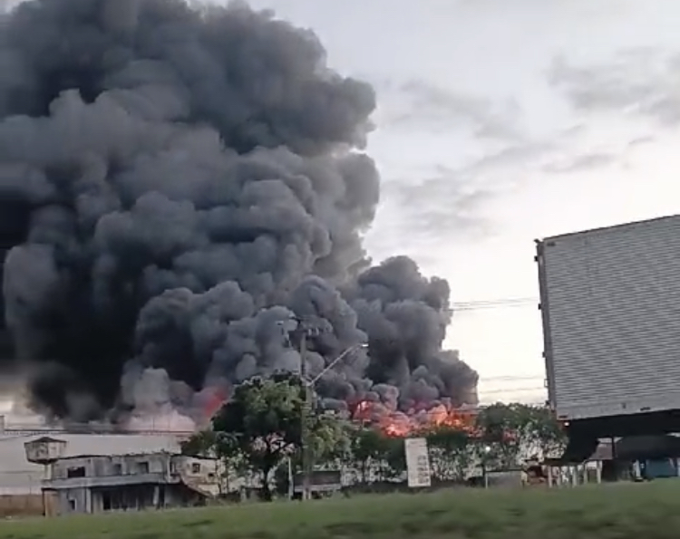 Incêndio destrói fábrica da Cacau Show em Linhares; veja vídeos
