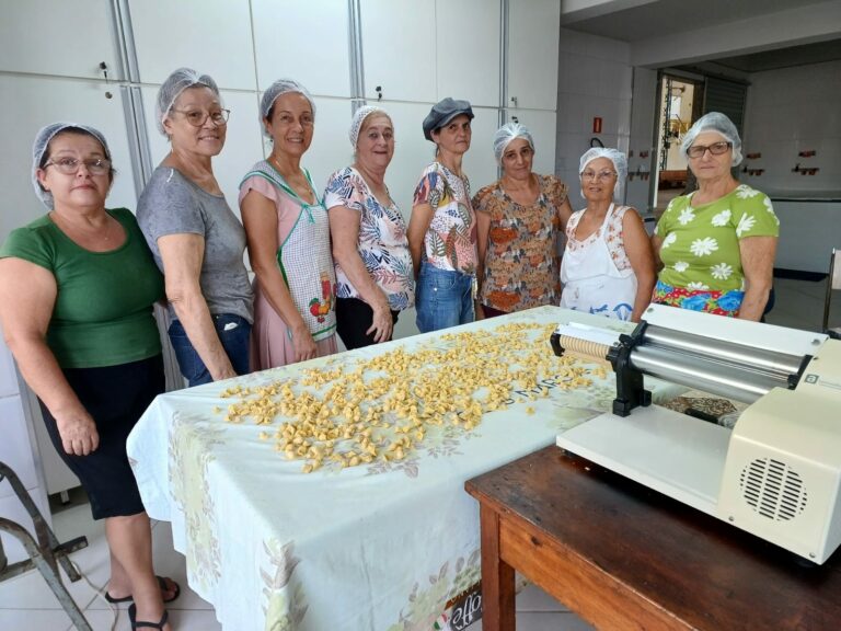 Voluntárias produzem capelete para Festa de São Marcos